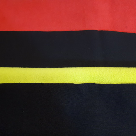 svart med cerise resp. gulgrön insida